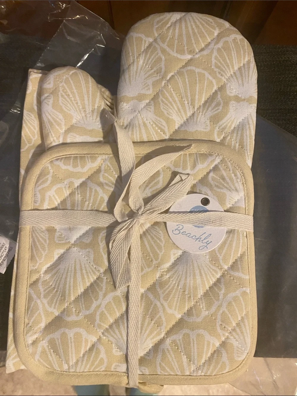 Seashell Quilted Oven Mitt & Pot Holder Set - Beige & White and apron